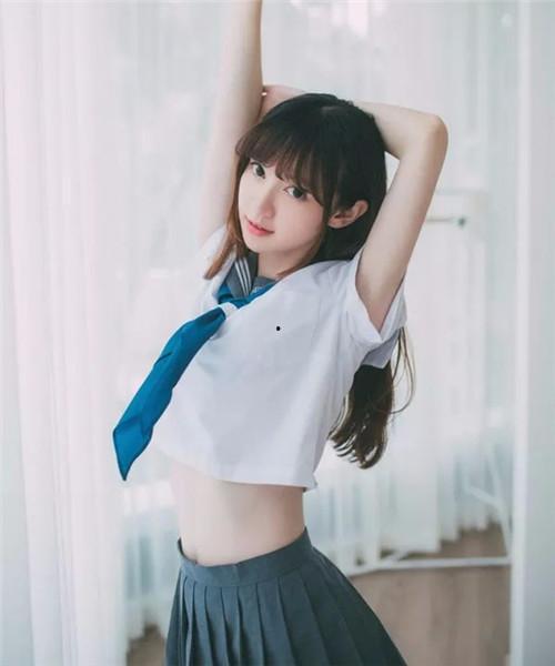 素颜刘海白丝袜,演绎清新脱俗的时尚魅力